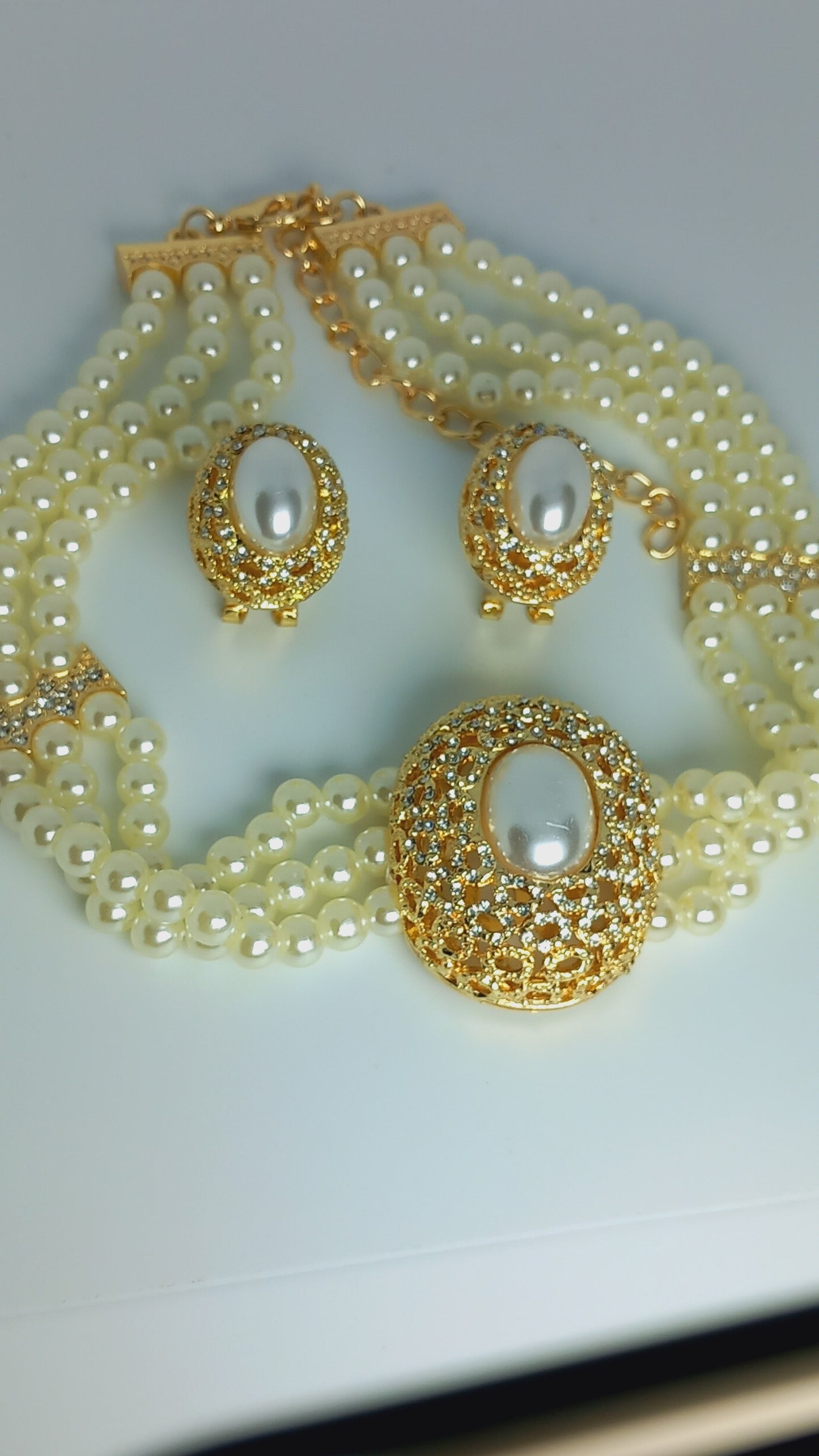 Collier perle blanc avec boucle