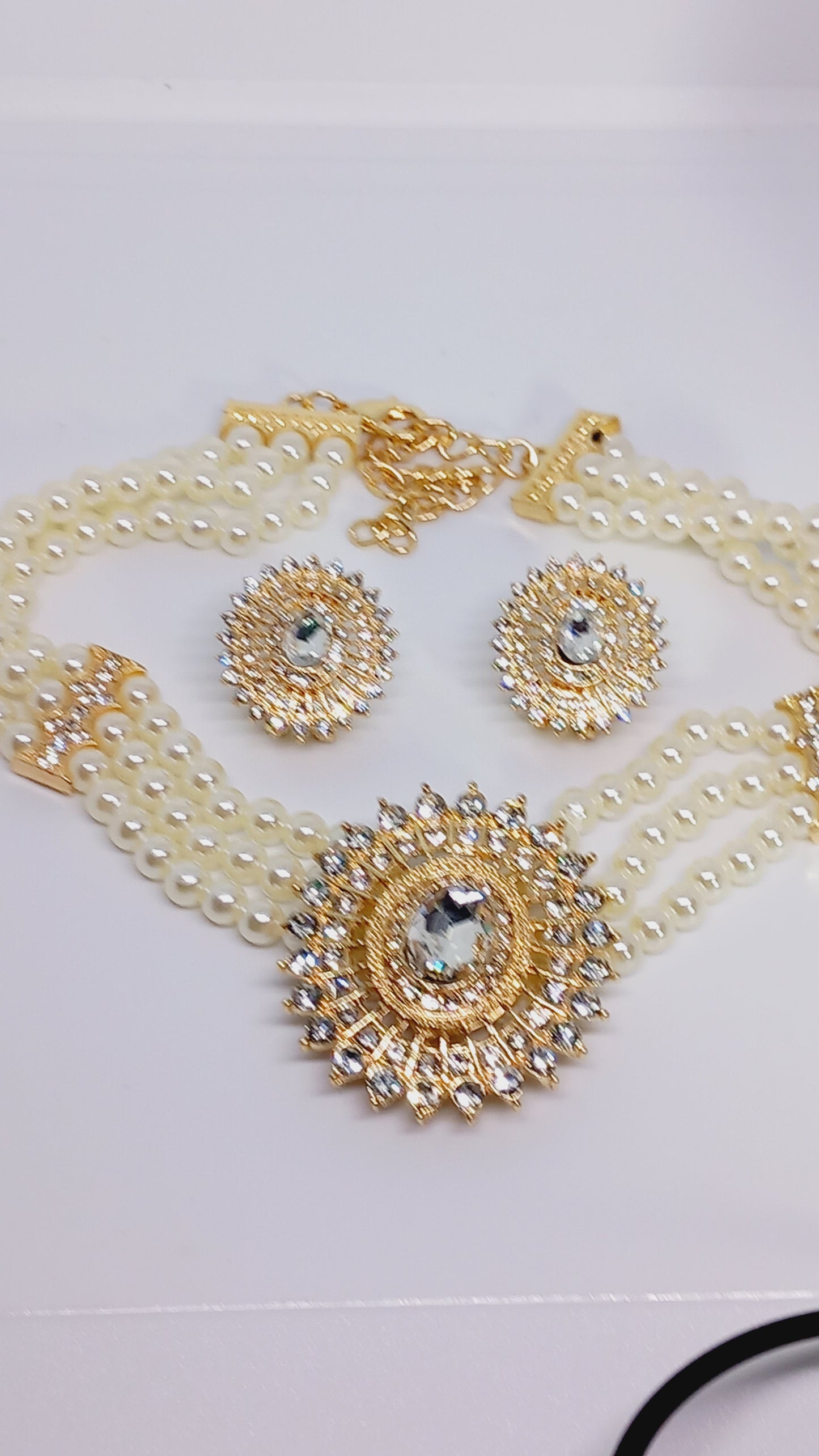 Collier perle blanc avec boucle