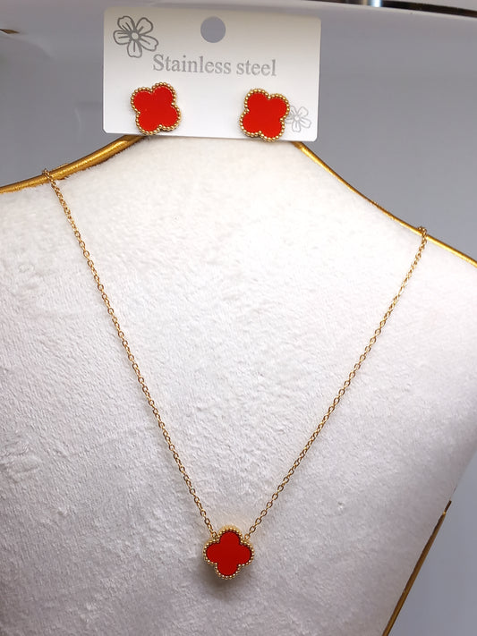 Collier trèfle rouge avec boucle