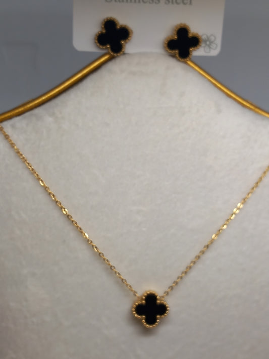 Collier trèfle noir avec boucle